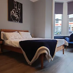 Entire Near Centre, West Jesmond. Apartment Newcastle upon Tyne